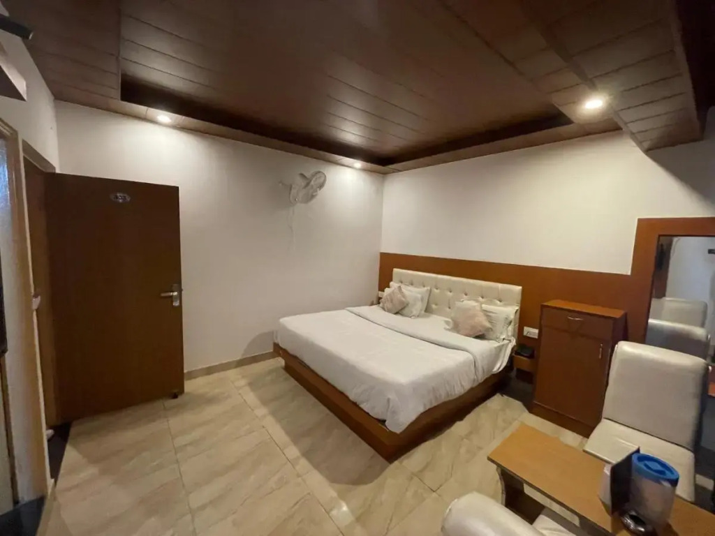 Hotel Atithi, Near Yes Bank, Mall Road, Mussoorie