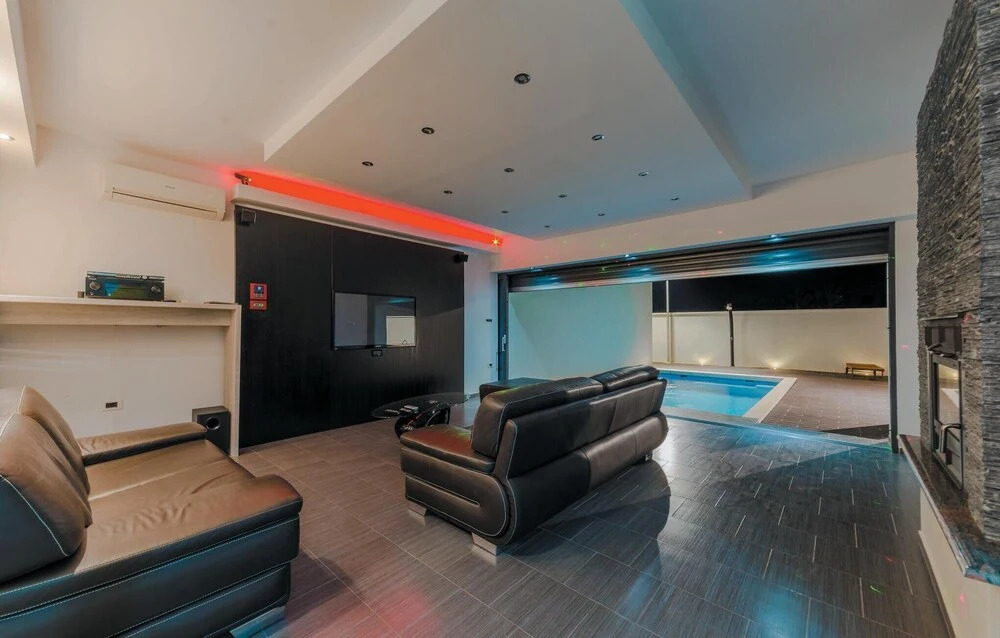 Stunning Home in Vrsi Mulo With Wifi and 4 Bedrooms