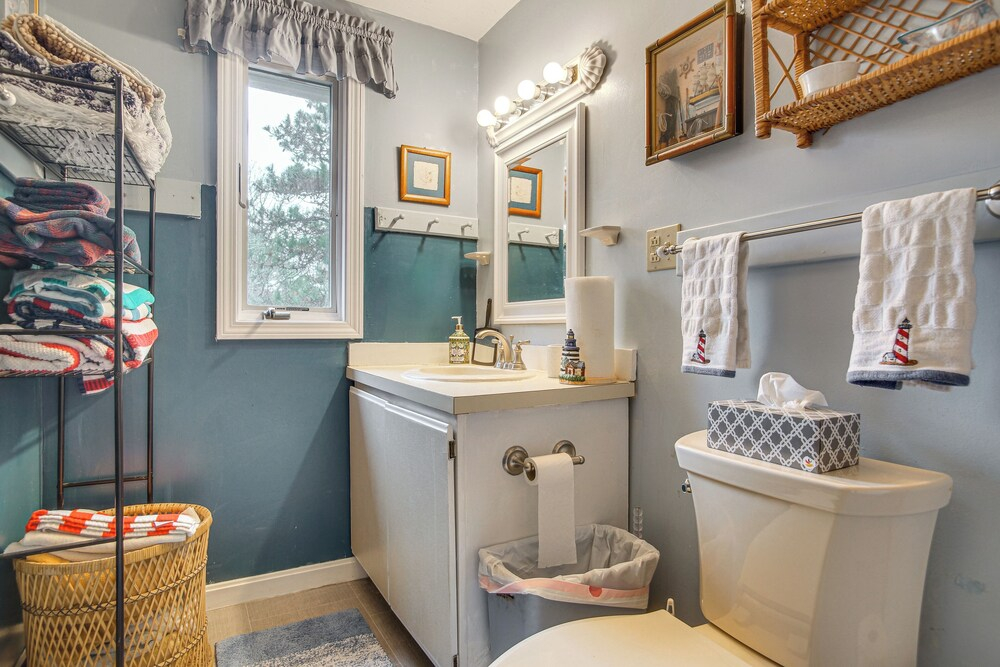 2 Mi to Main St & Beach! Family Home in Edgartown
