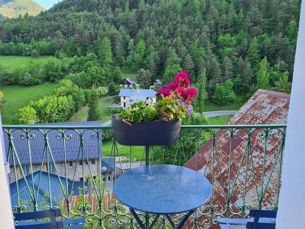Les Etrangers a lancien Hotel des Etrangers
