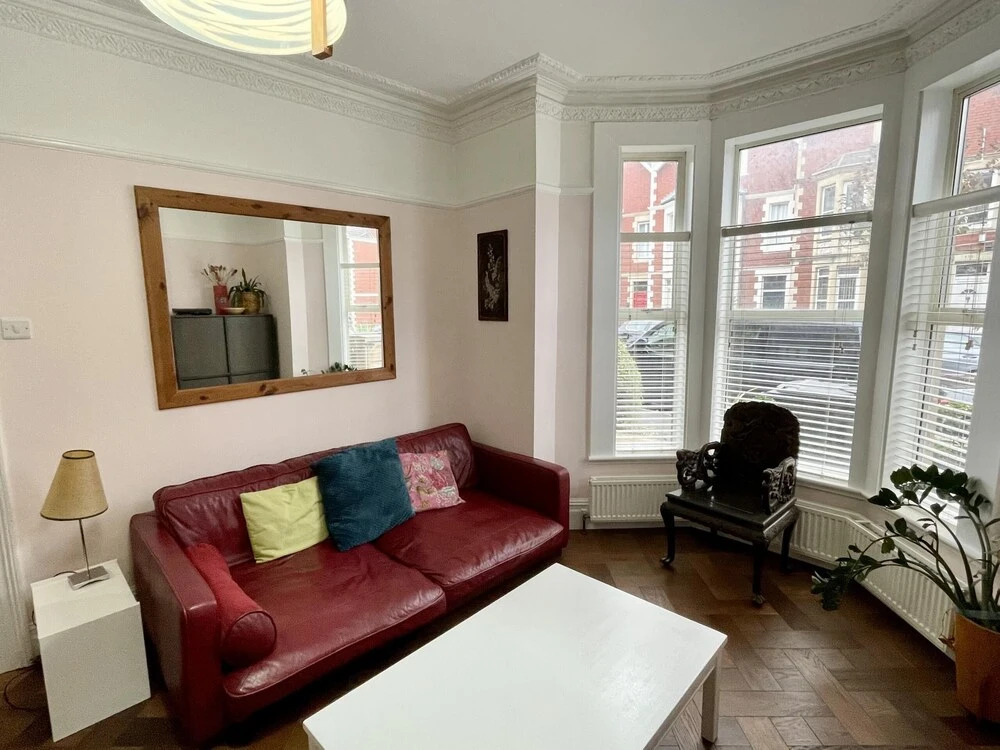 Colourful 3BD Home With Garden in Southville