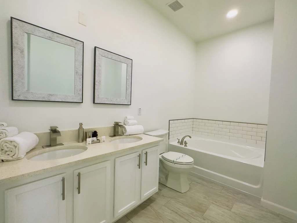 Luxury 4Bd Home Near Disney w/Pool (1653 PR), Davenport, US