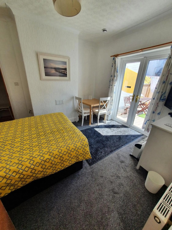 SINGER HOUSE , PAIGNTON BEACH SEAFRONT ,TORBAY , GUARANTEED FREE PARKING , WIFI ,We have various GROUND FLOOR Holiday Apartments with Private Gardens , Family rooms & Double rooms ,Opposite Paignton Pier