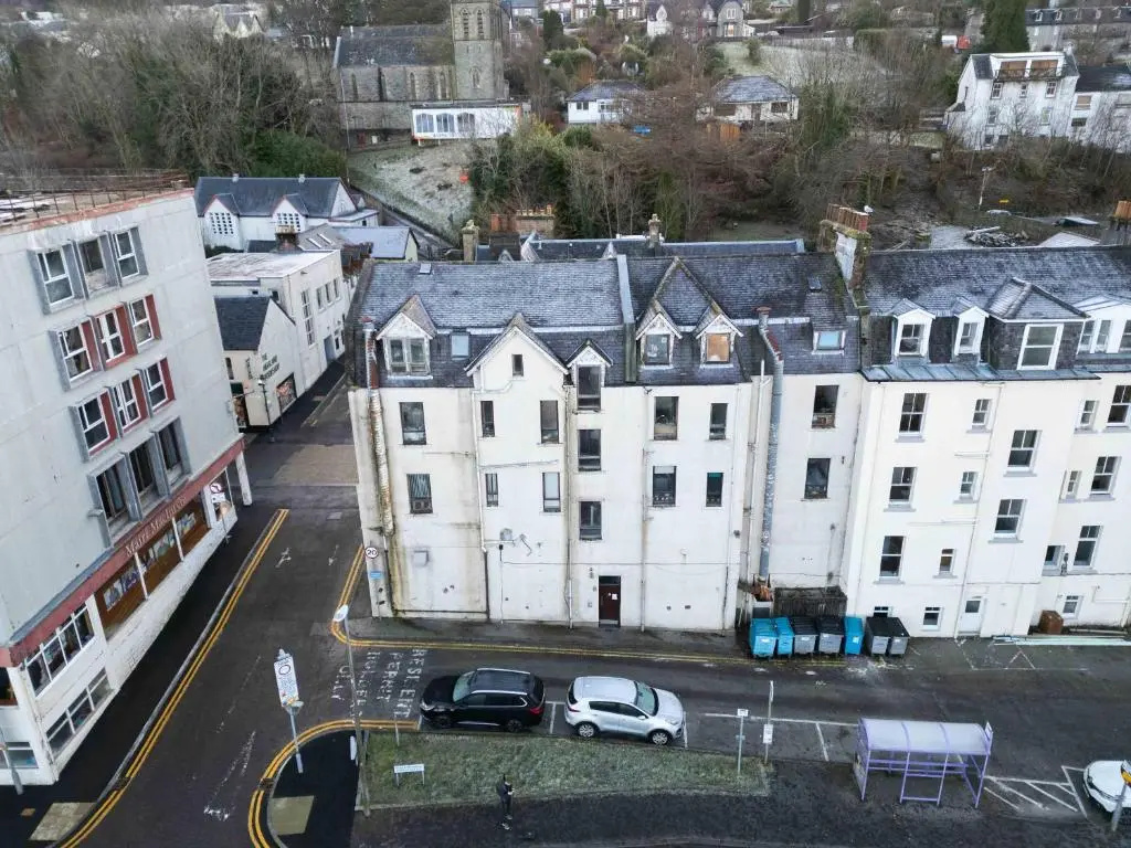 Prime location rooms in high street