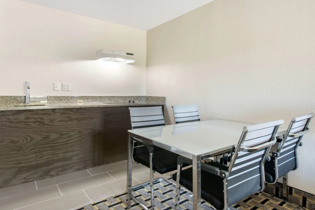 Clarion Inn & Suites Kissimmee-Lake Buena Vista South