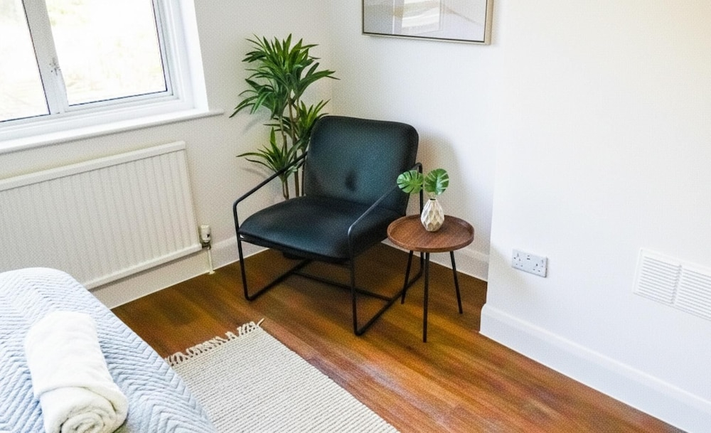 Serviced Accom Sleeps 8 - Near London, Parking