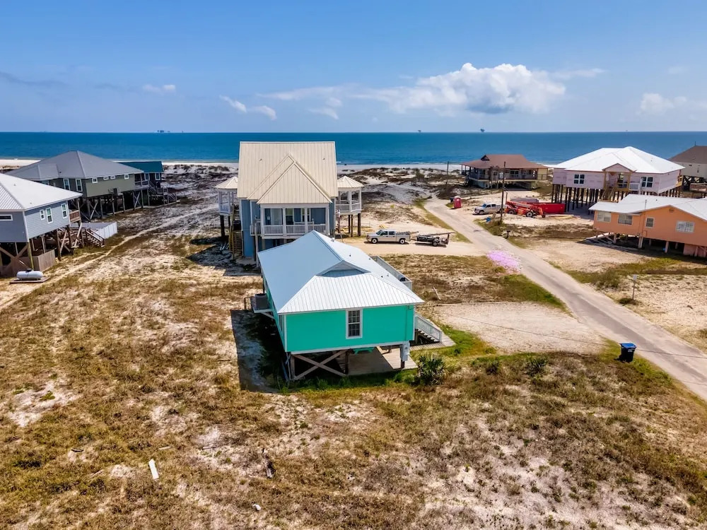 Seafari - Pet Friendly! Quiet Area Mere Feet To The Beach - Beach Side - No Busy Street To Cross! 2 Bedroom Home by RedAwning