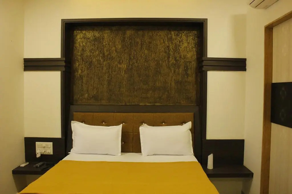Hotel Shiv lake