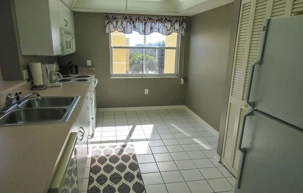 Hibiscus Pointe 564 by RedAwning