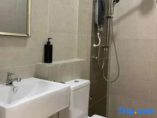 Four season Condo/3 Rooms/4 min to Airport