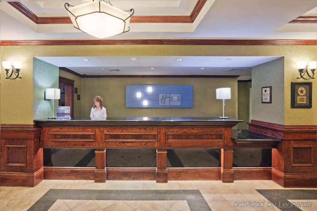 Holiday Inn Express & Suites Shawnee by IHG