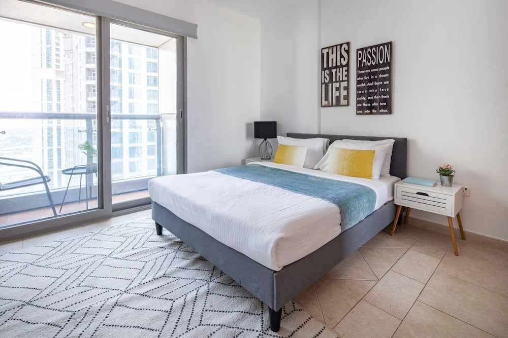 Elegant and Spacious 2BR w/ Sea Views in Marina!