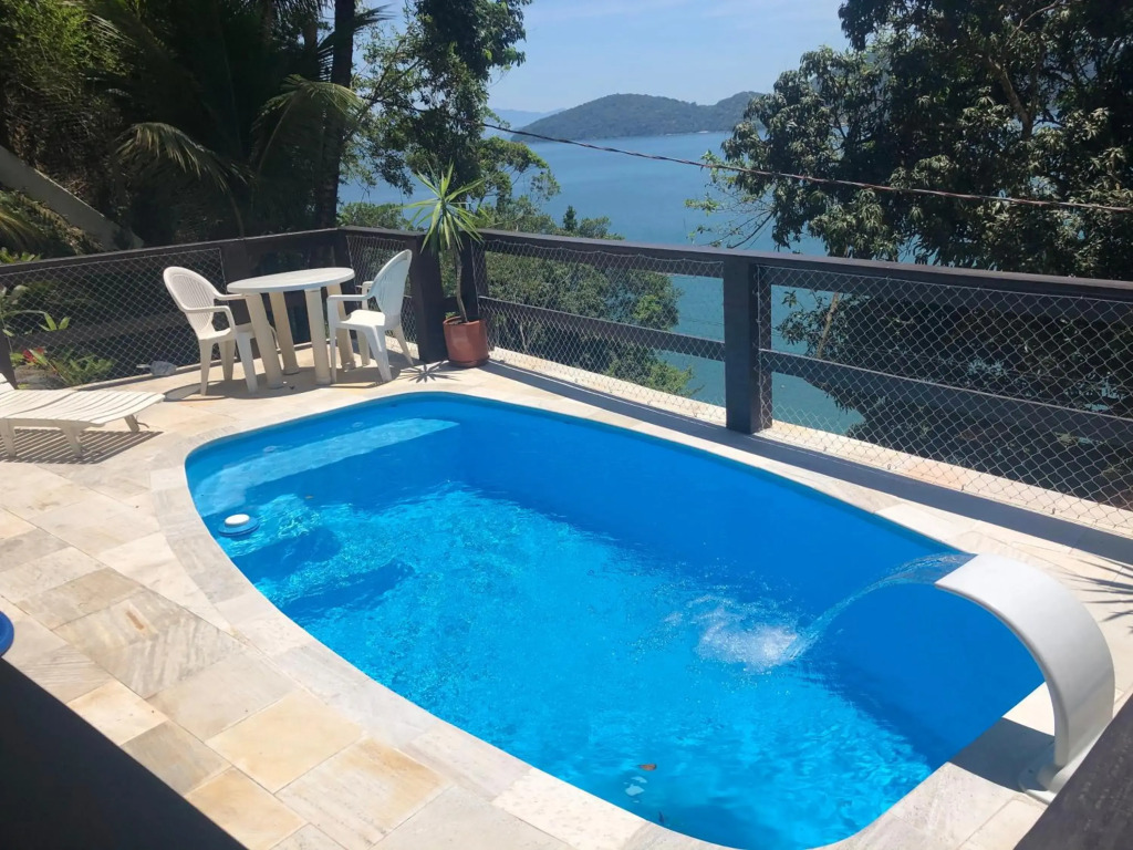 Mansão na costa com vista para o mar