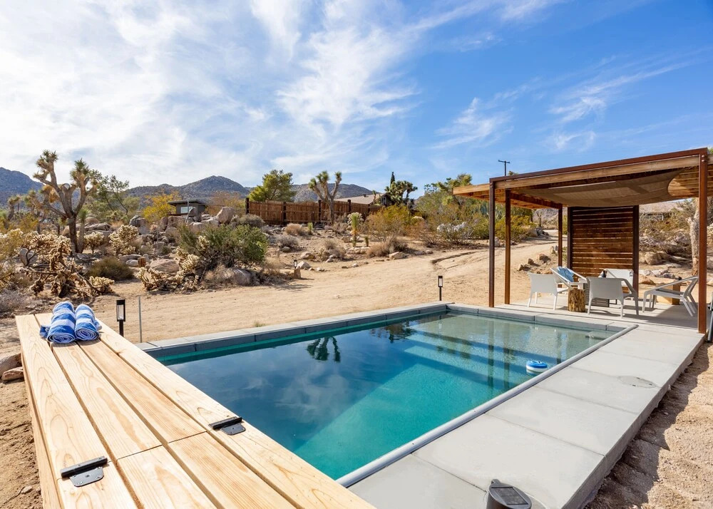 Smoketree by Avantstay An Oasis w/ Two Kitchens, Pool, Hot Tub & Air Streamer!