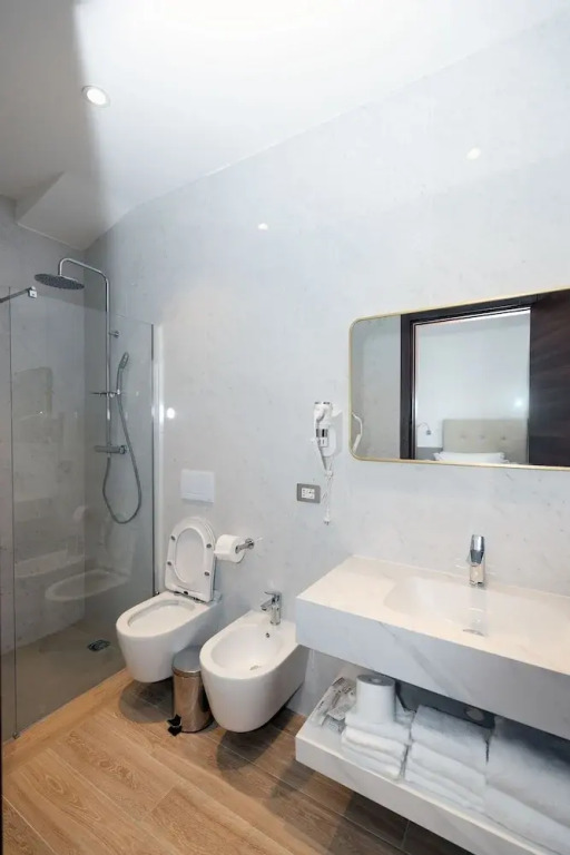 Lh HOTELS