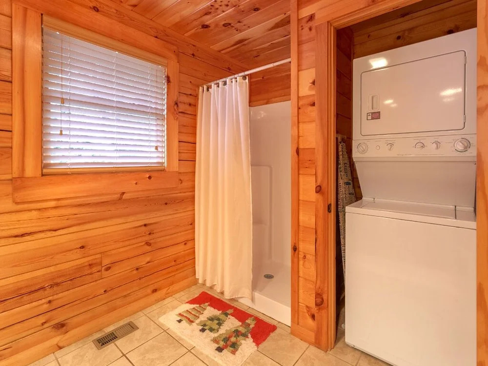 UnFirgettable 2 Bedroom Home with Hot Tub