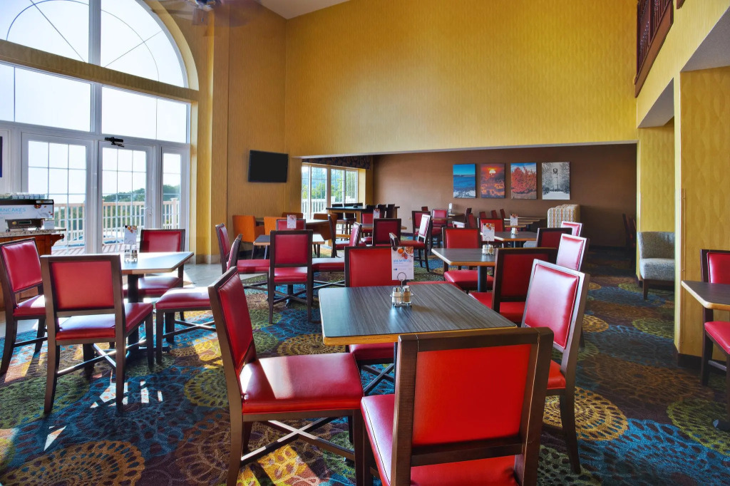 Holiday Inn Express Hotel & Suites Petoskey by IHG