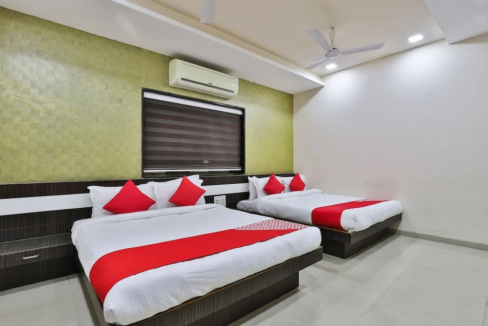 Oyo 27662 Varma Palace