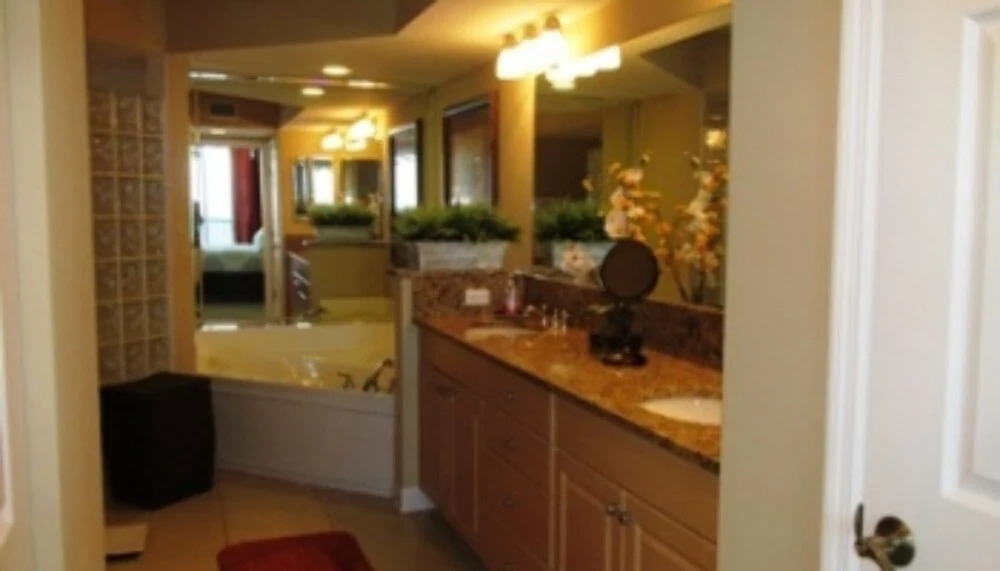 Dimucci Twin Towers 1008 - Gorgeous 3 BR 3 BA