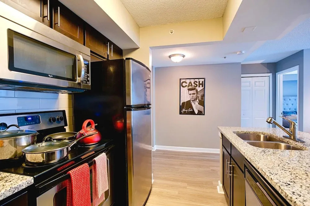 Honky Tonk Luxury 2BR/2BATH - Fast WIFI - Work Area - Free Parking! (CH2)