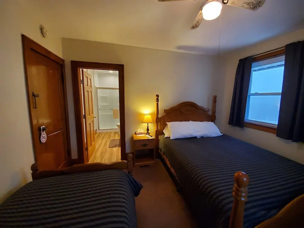 Lakewood Lodge & Restaurant