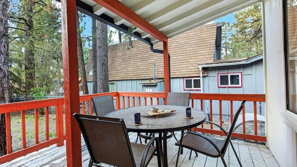 Angeles Boulevard by Avantstay Striking Mountain Home + Fire Pit + Foosball + 2 Living Areas Near Big Bear Mountain Resort + Village + Lake