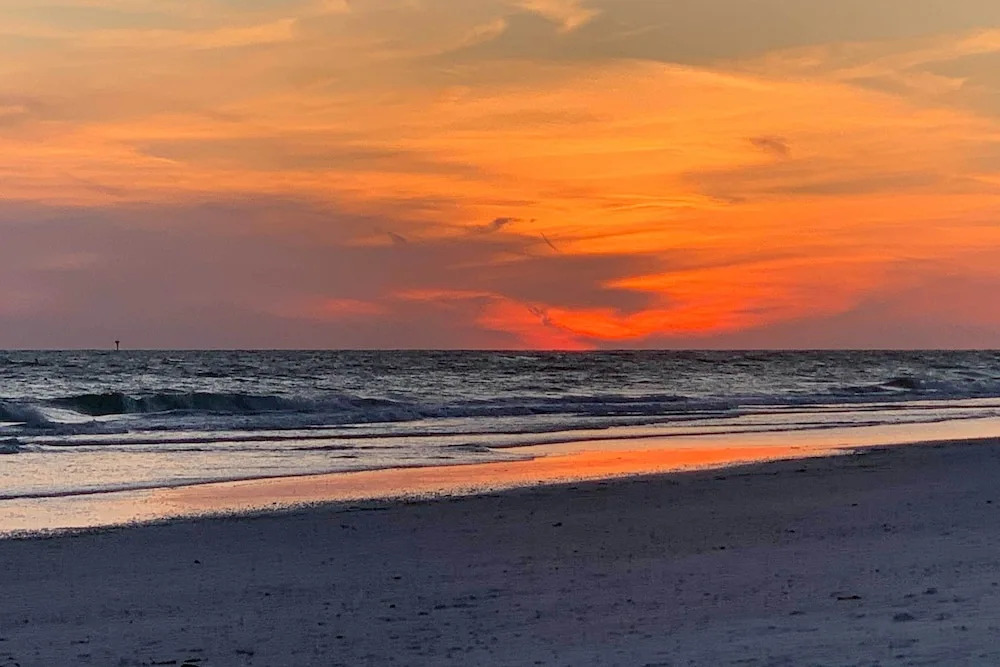 Bright Coastal Condo: Walk to Lido Key Beach!