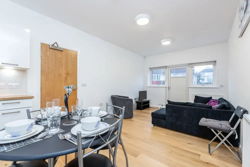 2BR Apt-sleeps 5-accessible-central Dartford