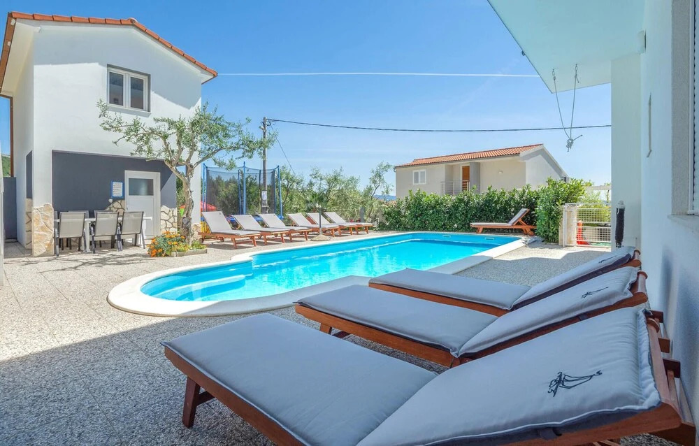 Nice Home in Podstrana With Wifi and 2 Bedrooms