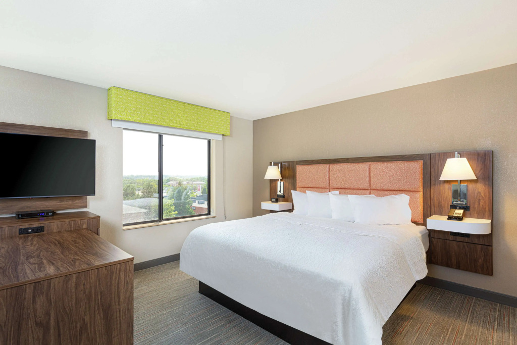 Newly Renovated Hampton Inn Omaha West Lakeside