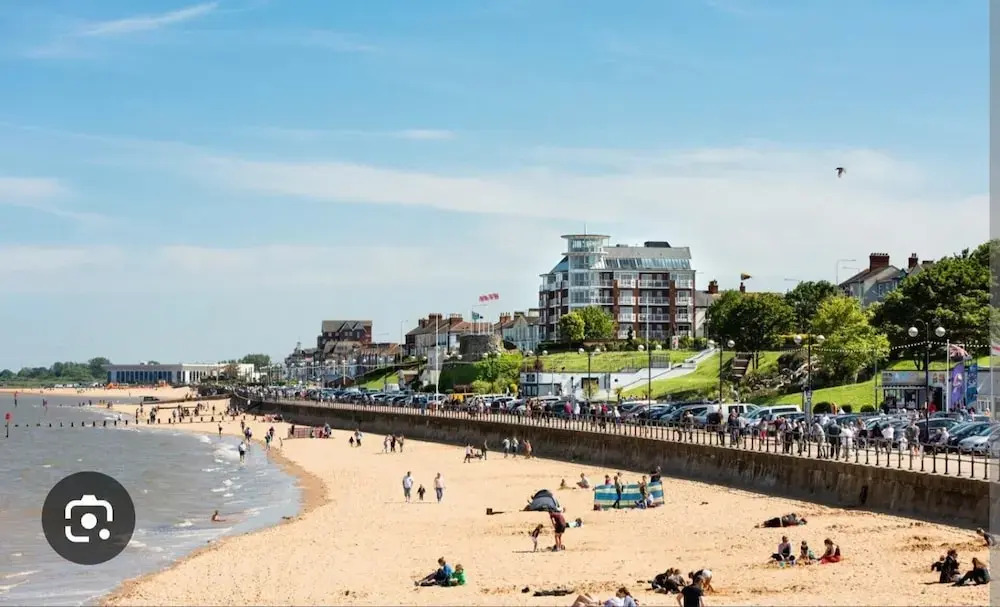Seaside Escape - Sleeps 4 - Pets Ok - Free Parking
