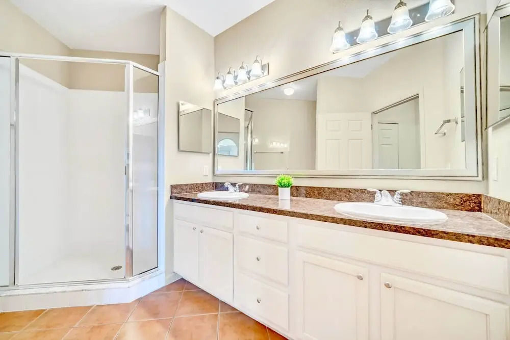Upstay Condo w Pool & Sauna Sleeps 8