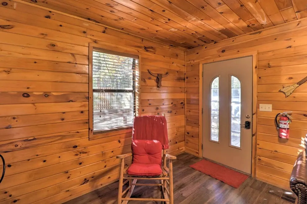 Cozy Cabin with Hot Tub 4 Mi to Broken Bow Lake