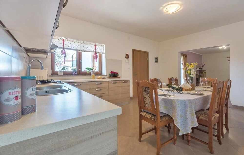 Three-Bedroom Holiday Home In Divsici