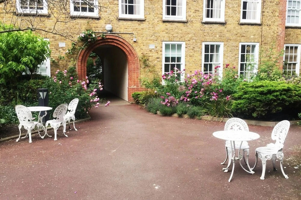 Lovely 2BR Home in Battersea W/parking, 3 Guests!