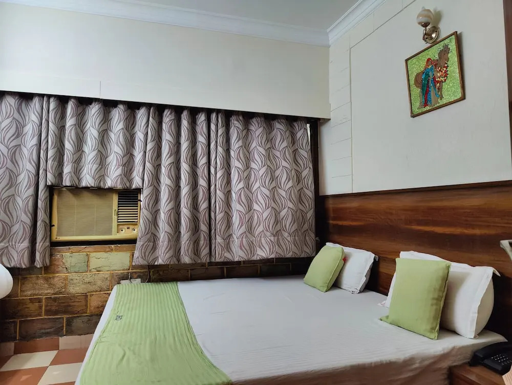 Harish Guest House -Railway Station Road