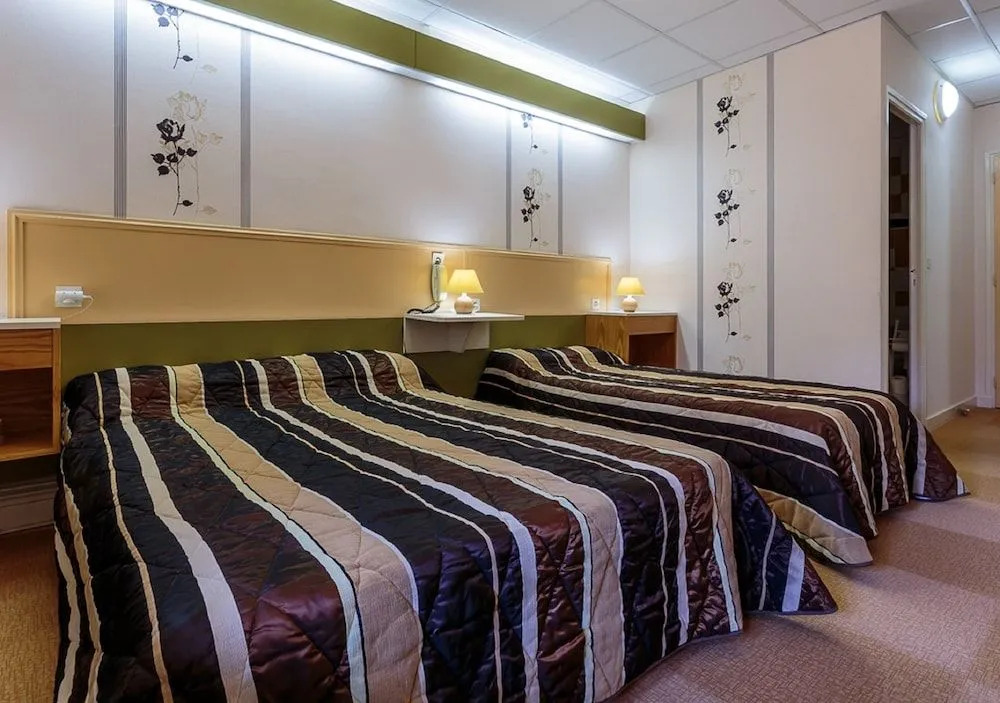 Hôtel-Restaurant La Crèche et sa piscine intérieure - Logis Hôtels