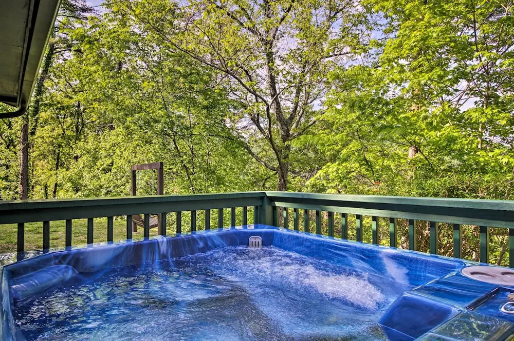 Secluded Cabin w/ Hot Tub, 3 Mi to Pigeon Forge!