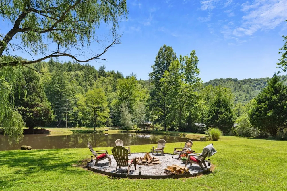 Twin Ponds Retreat-Pond/Hot Tub/Fire Pit/Game Room/Pet Friendly by RedAwning