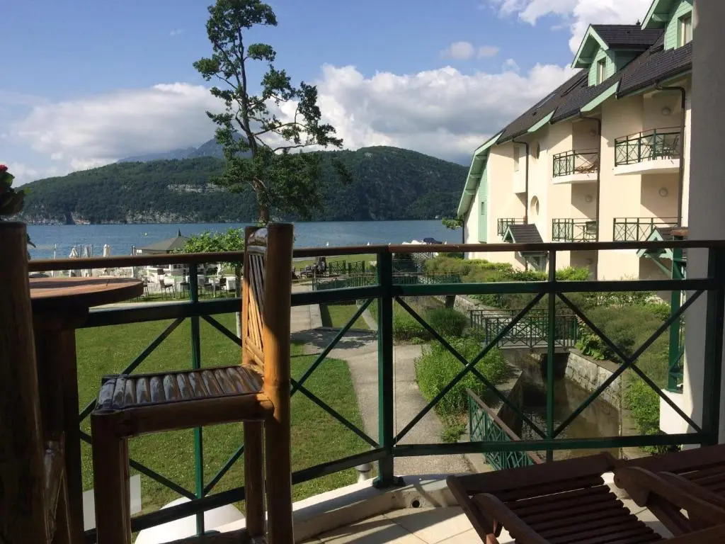 la baie des voiles ,vue lac dAnnecy ,plage privée
