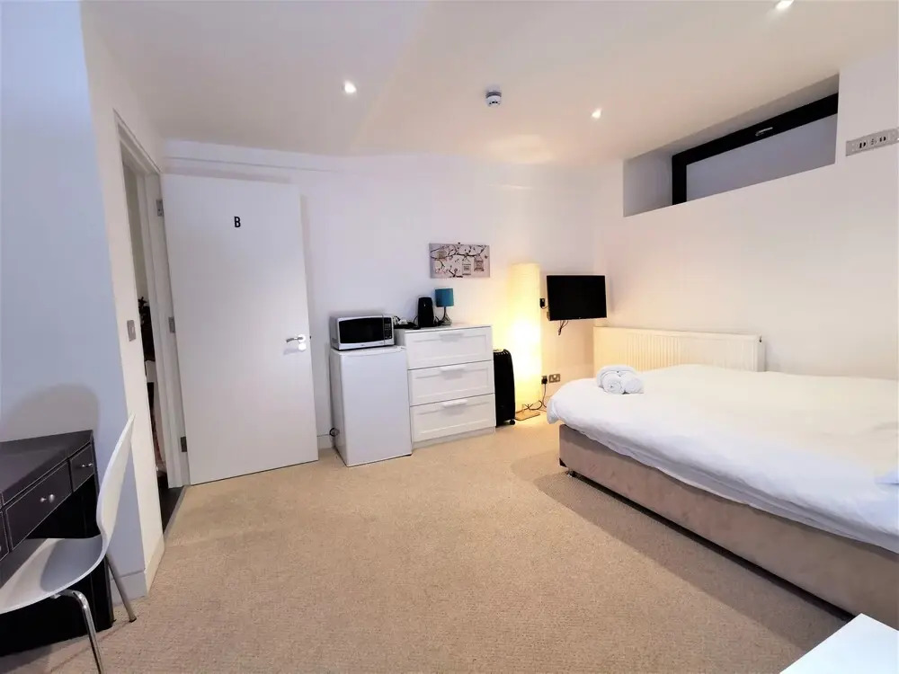 Spacious Double Room with en-suite - 2b