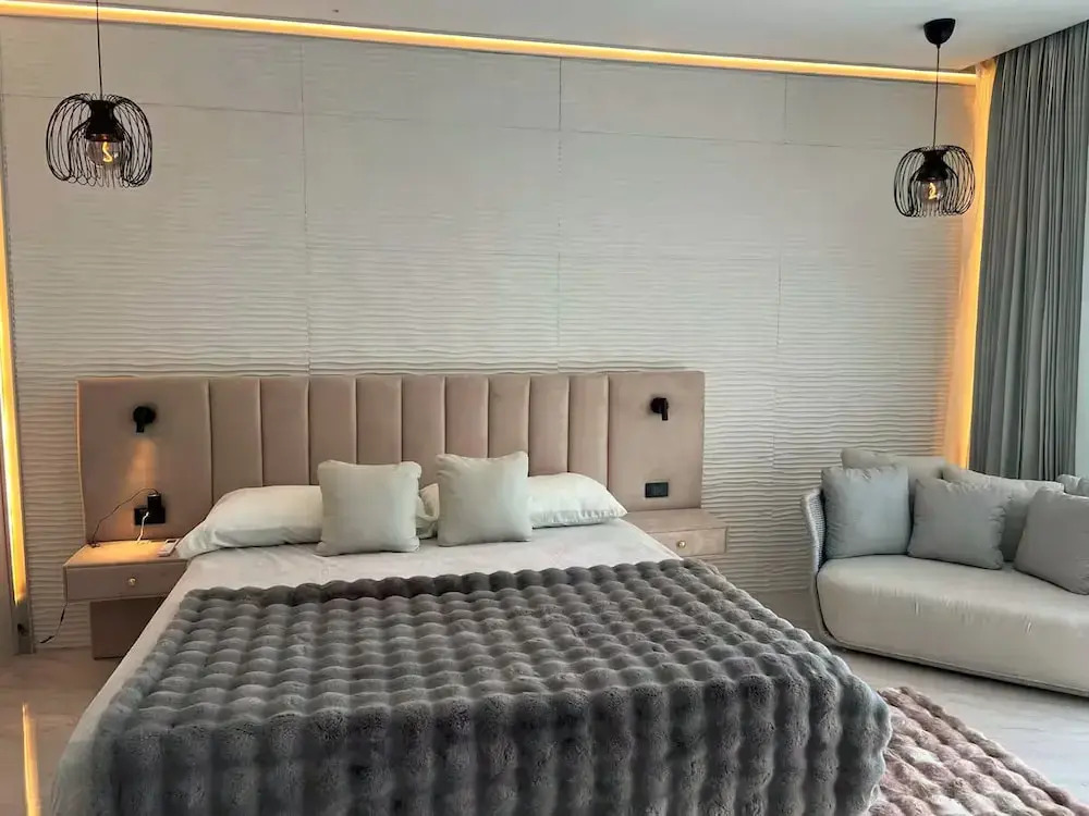 Opulenz DraxHall