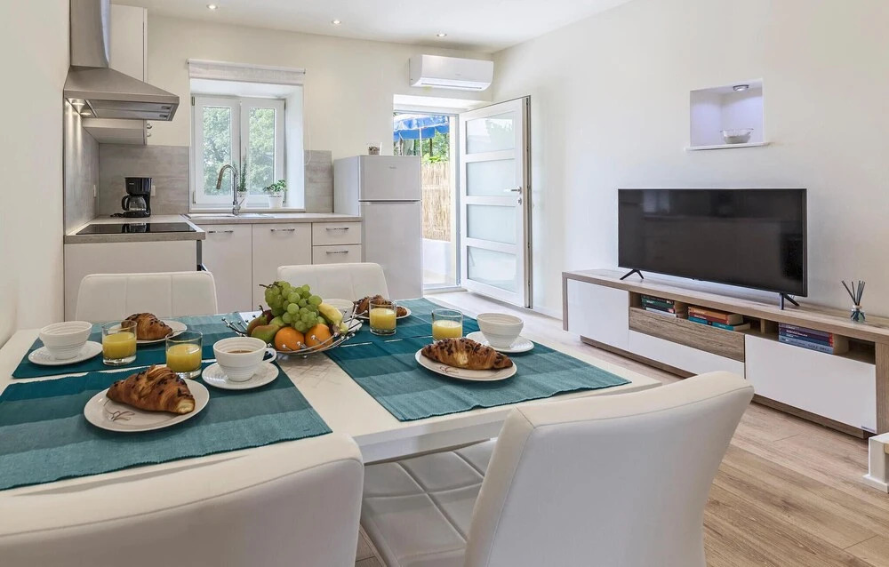 Awesome Home In Ripenda Kras, Labin With Wifi