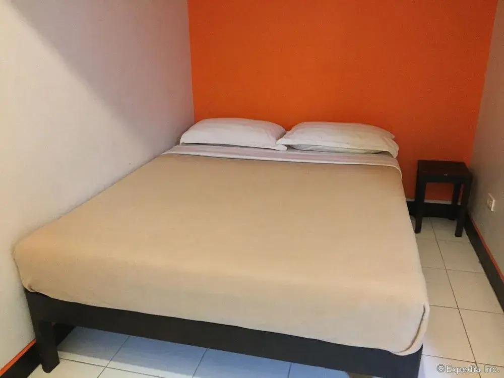 OYO 543 Negrense Suites
