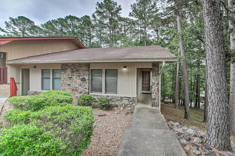 3 Mi to Golf Hot Springs Village Retreat with Deck