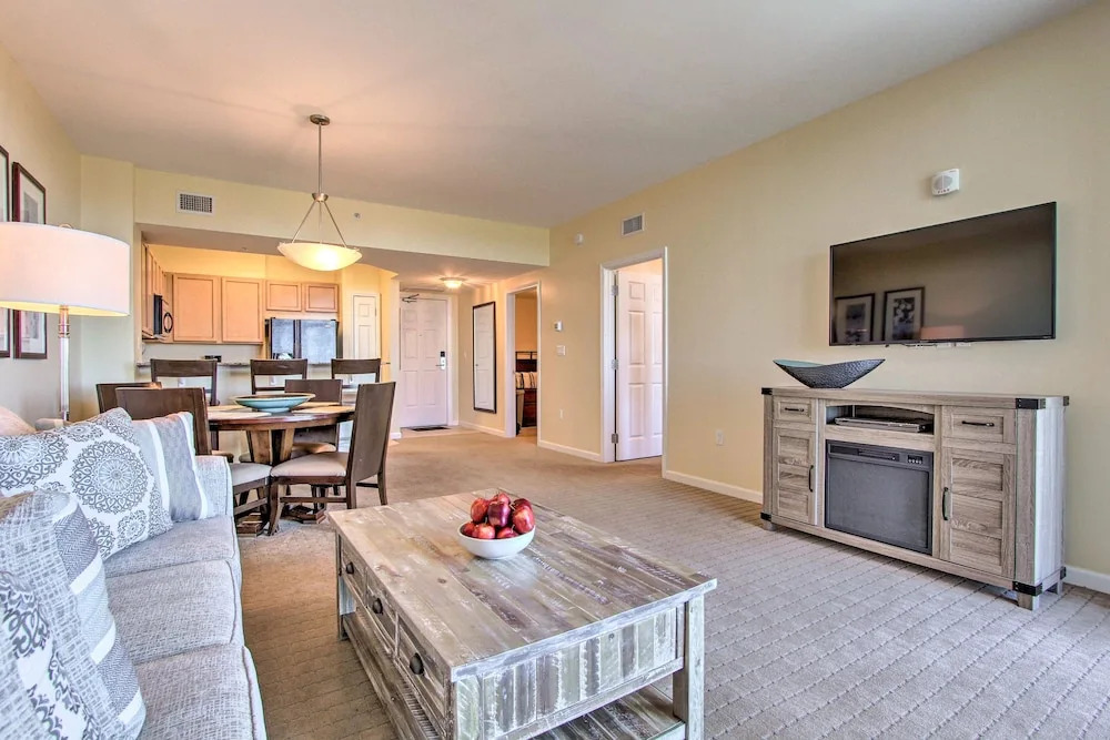 Destin Resort W/ Pool Deck & Beach Shuttle! 2 Bedroom Condo