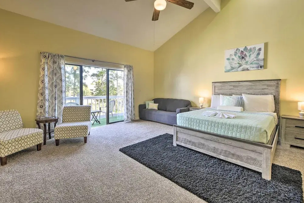 4 Mi to Cherry Grove Beach: Studio w/ Pool!