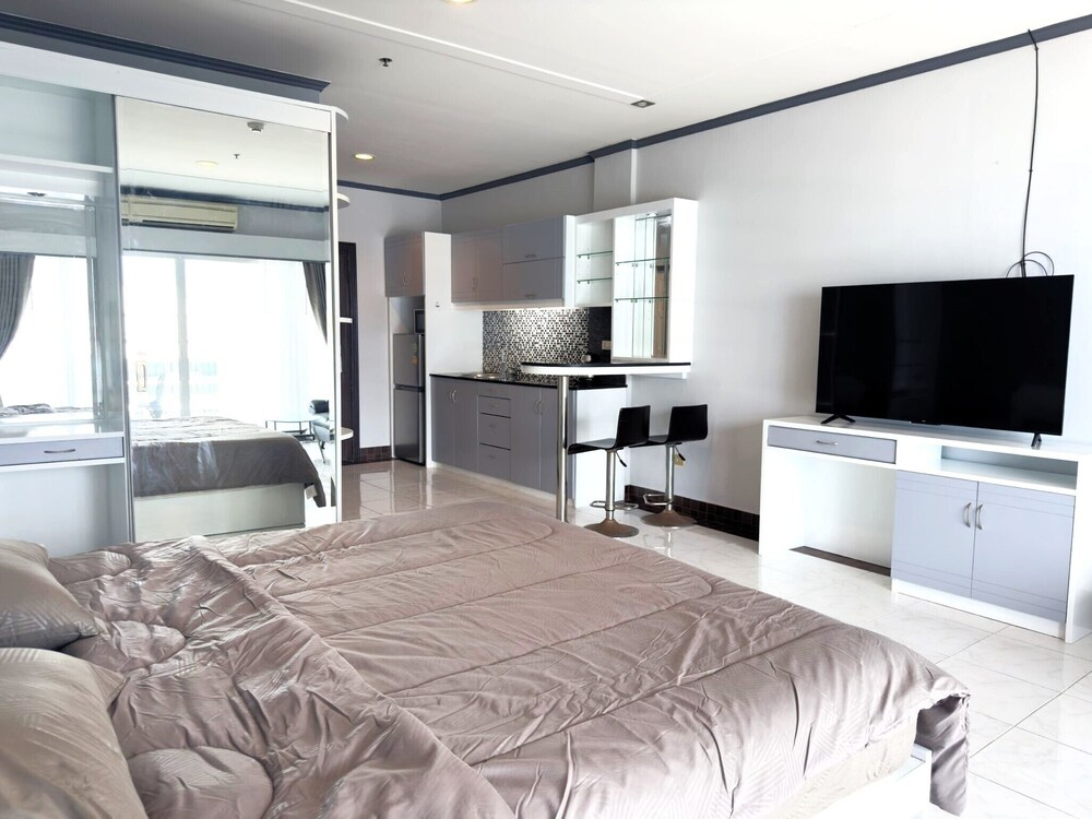 Sea View Studio - Jomtien Beachfront - View Talay 8