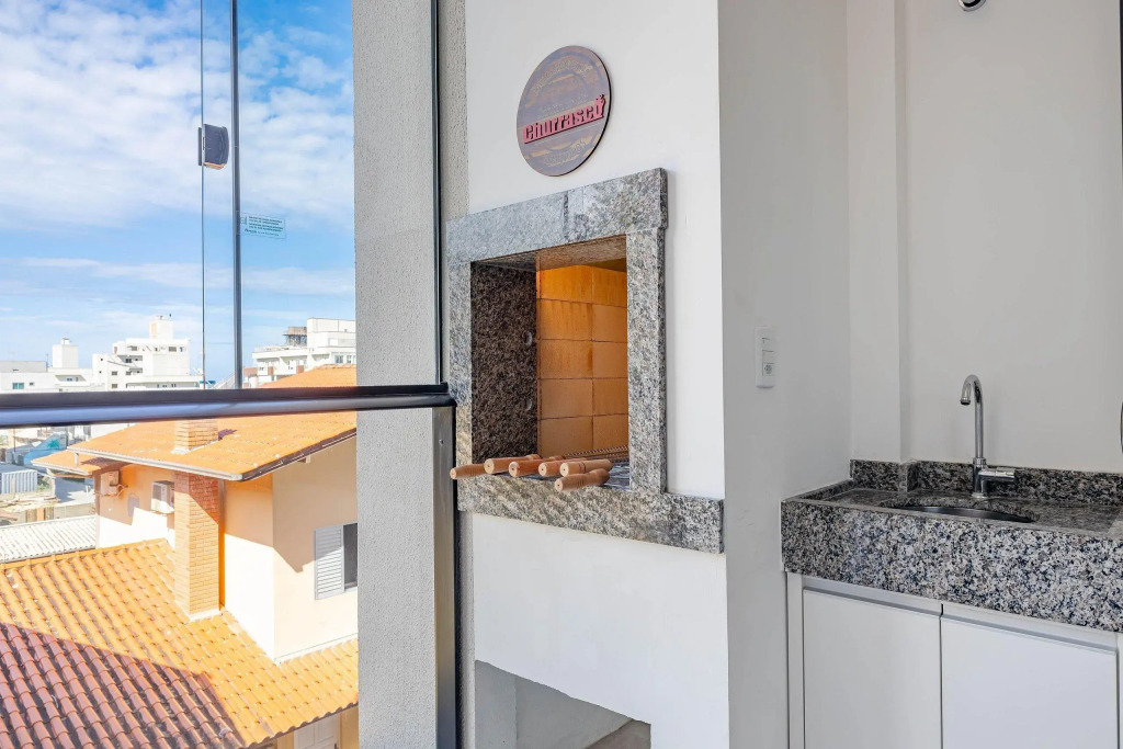 Apartamento em Condomínio com Piscina Pertinho do Mar