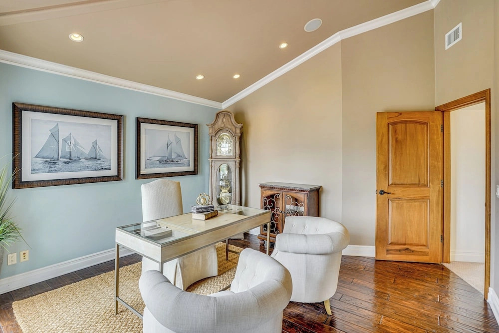 Walk to Shore! Luxury Newport Beach Home